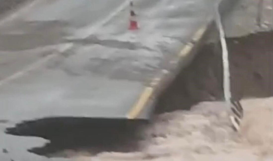 Kayseri’nin Yahyalı ilçesinde etkili olan sağanak yağış sele neden olurken,