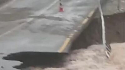 Kayseri’nin Yahyalı ilçesinde etkili olan sağanak yağış sele neden olurken,