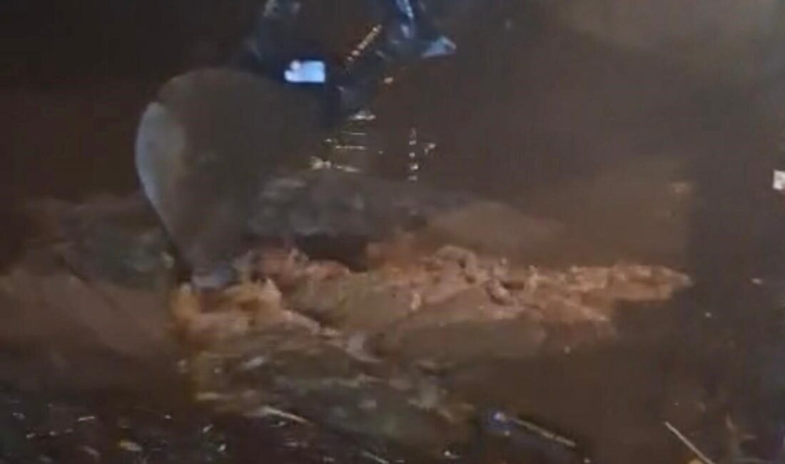 Kayseri’nin Tomarza ilçesinde yoğun yağış nedeniyle meydana gelen selde tıkanan