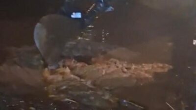 Kayseri’nin Tomarza ilçesinde yoğun yağış nedeniyle meydana gelen selde tıkanan