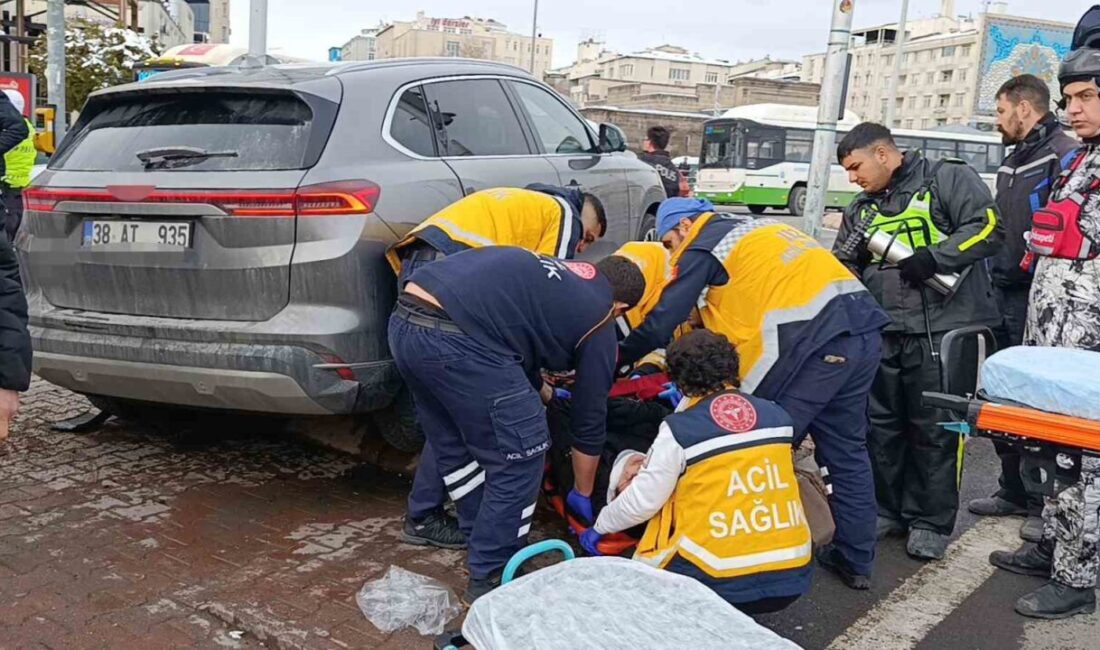 Kayseri’de kontrolden çıkan otomobilin yolun karşısına geçen yayalara çarptığı kazada