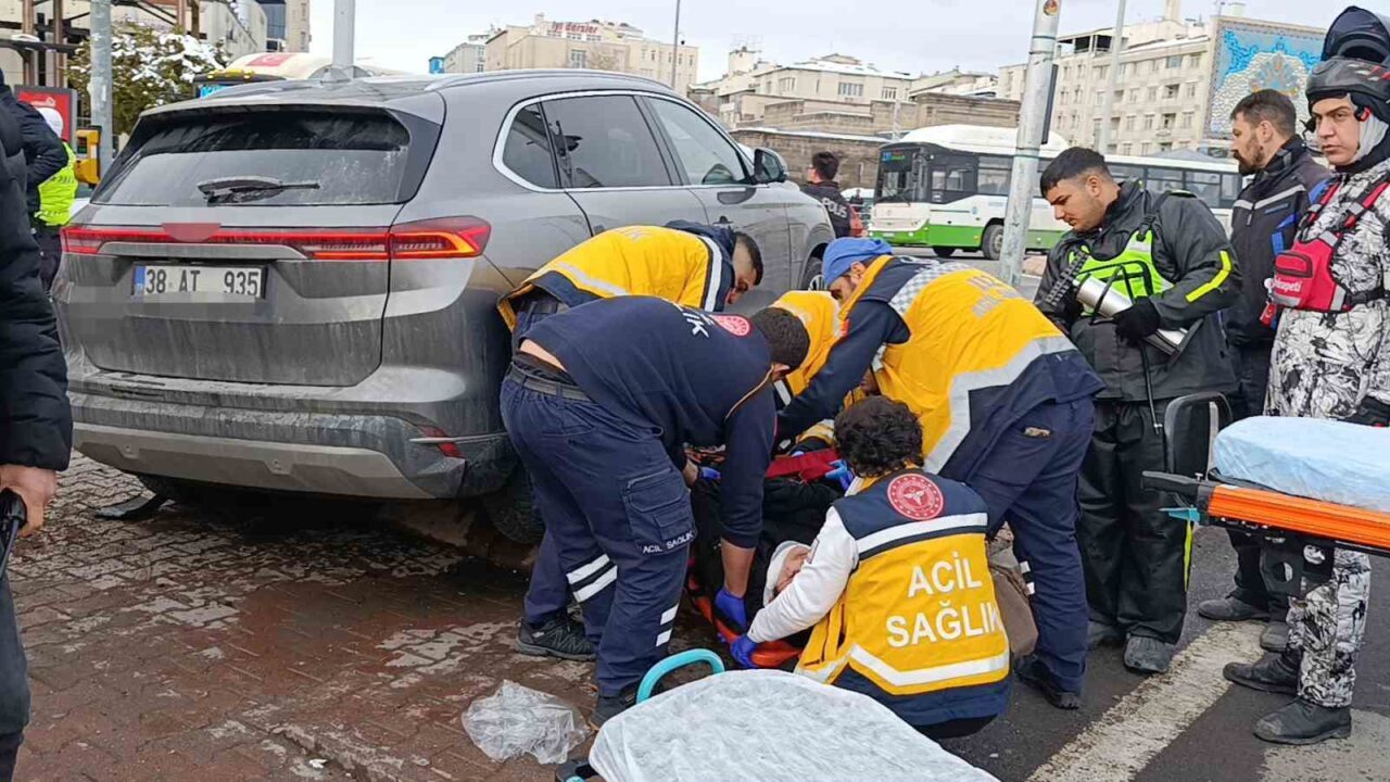 Kayseri’de kontrolden çıkan otomobilin yolun karşısına geçen yayalara çarptığı kazada
