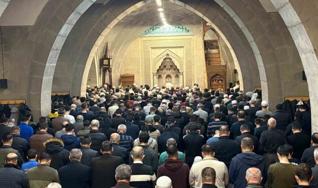 Kayseri’de vatandaşlar Berat Kandilini camilerde ibadet ederek, geçirdi. Şaban ayının