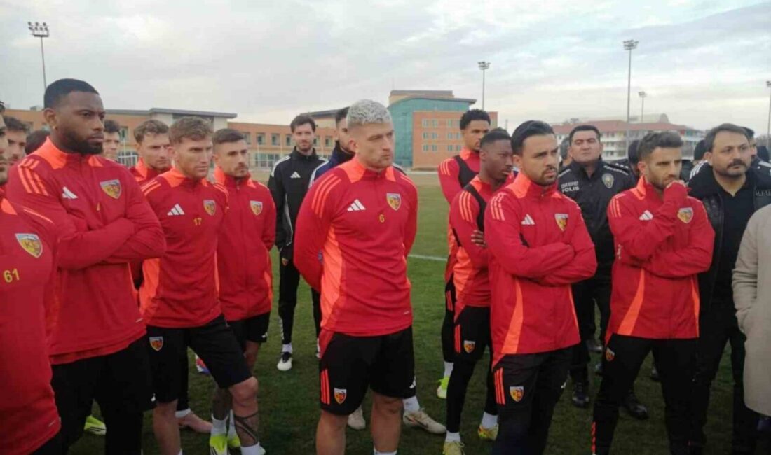Kayserispor taraftarı, Kayserispor Tesisleri’ne giderek futbolcular ile görüştü. Birlik rüzgârı