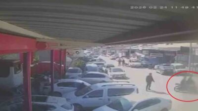 Hatay’ın Kırıkhan ilçesinde iki motosikletin çarpışmasıyla sürücülerin yere savrulduğu anlar