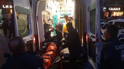 Zonguldak’ın Çaycuma ilçesinde otomobil ile çarpışan motosikletteki kurye, savrularak otomobilin