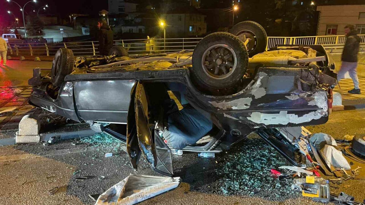 Karaman’da iki otomobilin çarpışması sonucu meydana gelen kazada, Tofaş araç