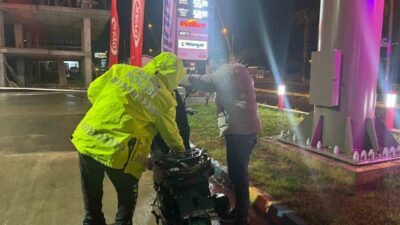 Antalya’nın Gazipaşa ilçesinde meydana gelen trafik kazasında devrilen motosikletin sürücüsü