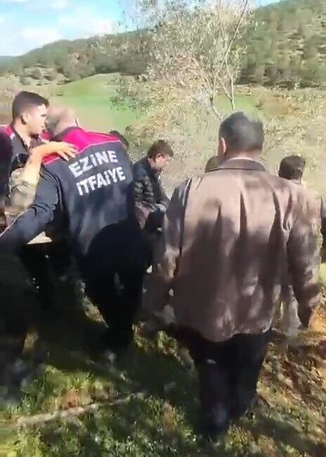 Çanakkale’nin Ezine ilçesinde traktörün altında kalan sürücü için Ezine Belediye