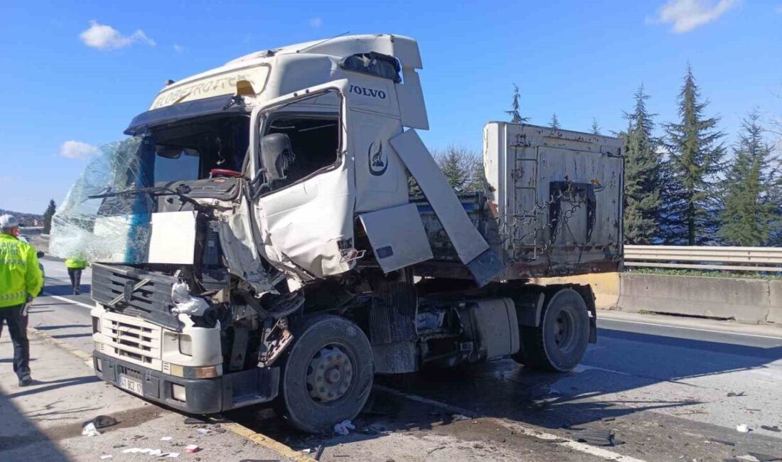Kocaeli’de yavaşlayan trafikte öndeki araca çarpmamak için manevra yapan tır