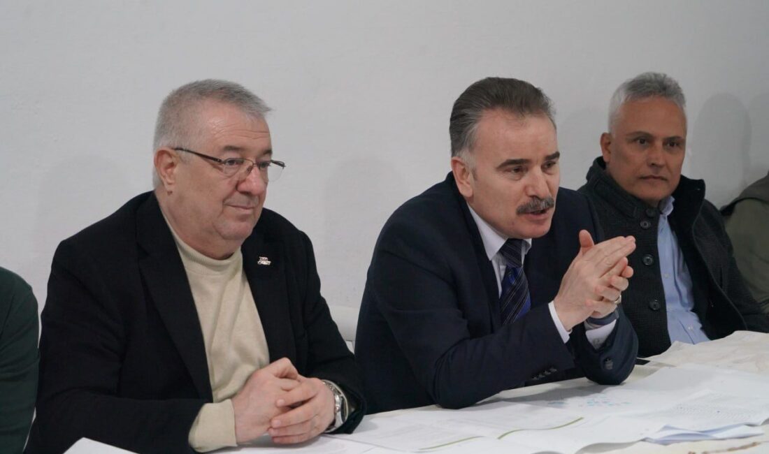 Balıkesir’in Edremit Kaymakamı Ahmet Odabaş ve beraberindeki heyet, Mehmetalan Mahallesi’ni