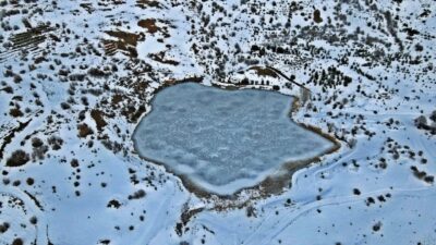 Erzincan Kemah’taki Ardos Gölü, kış mevsiminde tamamen buzla kaplandı. Drone