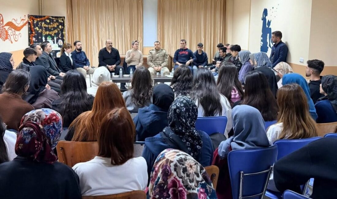 Kemaliye Kaymakamı Emirhan Arıkan ve ilçe protokolü, iftar programları kapsamında