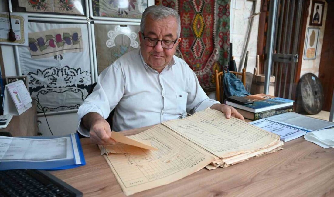 Kemer Belediyesi Kültür Evi Sorumlusu Yerel Tarihçi Ramazan Kar, elinde