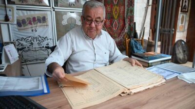 Kemer Belediyesi Kültür Evi Sorumlusu Yerel Tarihçi Ramazan Kar, elinde