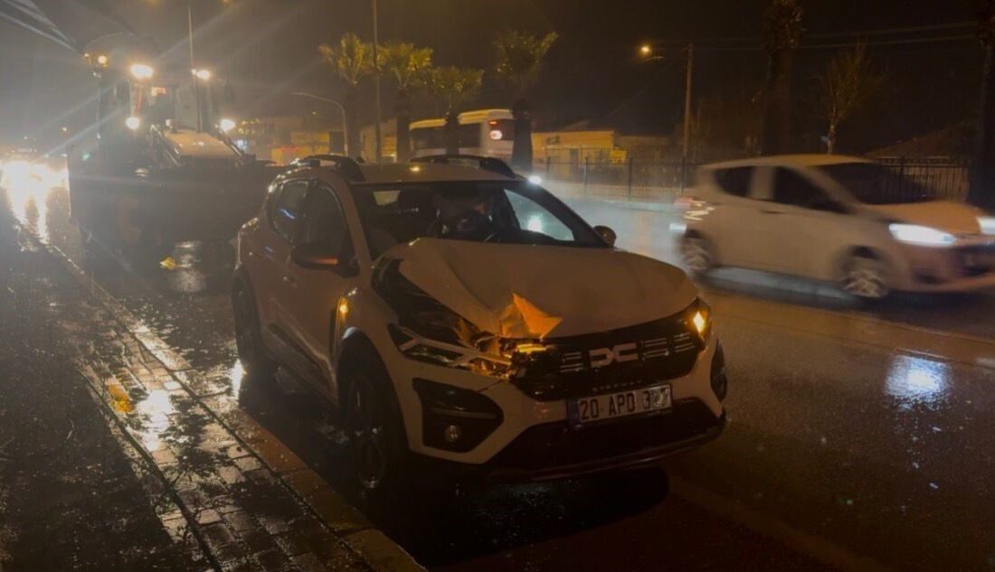 Denizli’de seyir halindeki otomobil, kepçeye çarpması sonucu maddi hasar meydana