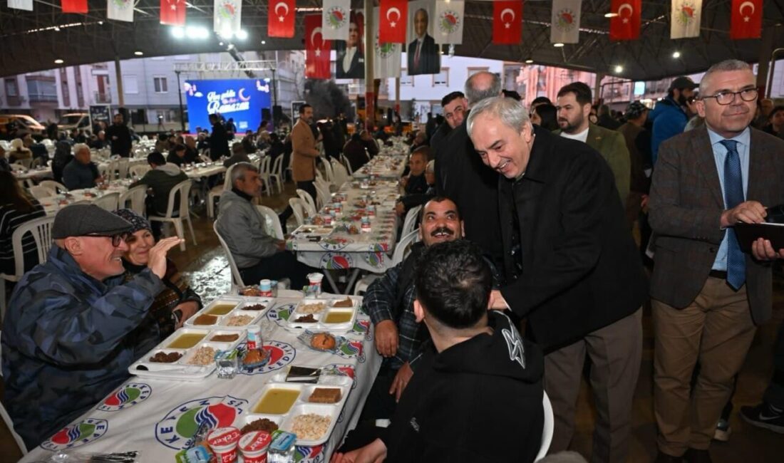 Kepez Belediyesi tarafından düzenlenen iftar programlarında mahalle sakinleri aynı sofrada