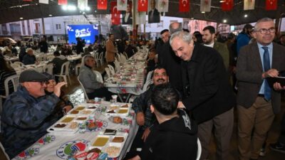 Kepez Belediyesi tarafından düzenlenen iftar programlarında mahalle sakinleri aynı sofrada