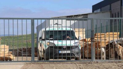 Denizli’de kereste fabrikasında arızalanan makineden fırlayan kereste kafasına çapan işçi