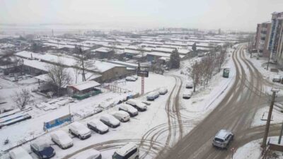 Edirne’nin Keşan ilçesinde sabahın erken saatlerinden itibaren yağmaya başlayan kar