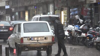 Kilis’te öğle saatlerinde etkili olan sağanak ve sis nedeniyle görüş