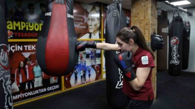 Sakarya’da 9 yıl önce kilo vermek amacıyla boksa başlayan 23