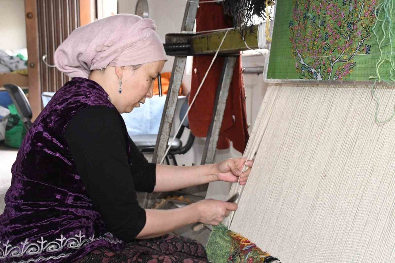 Yozgat’ın Yenifakılı ilçesinde yaşayan Kırgız Türkleri, halı ve kilim dokumacılığıyla