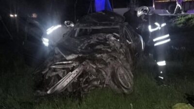 Hatay’da sürücüsünün kontrolünü kaybetmesiyle yol kenarına devrilerek hurdaya dönen otomobilin