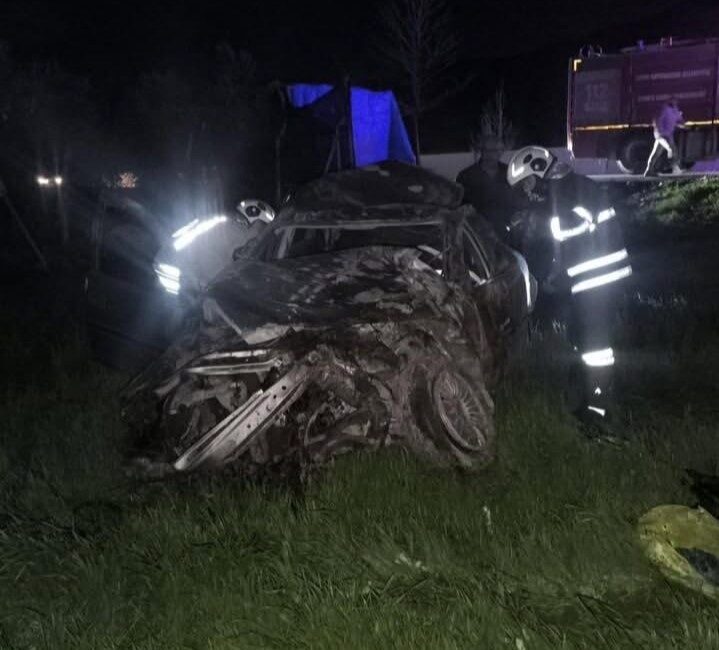 Hatay’da sürücüsünün kontrolünü kaybetmesiyle yol kenarına devrilerek hurdaya dönen otomobilin