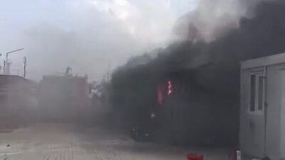 Hatay’da depremzede ailenin yaşadığı konteyner alev alev yanarak kullanılmaz hale