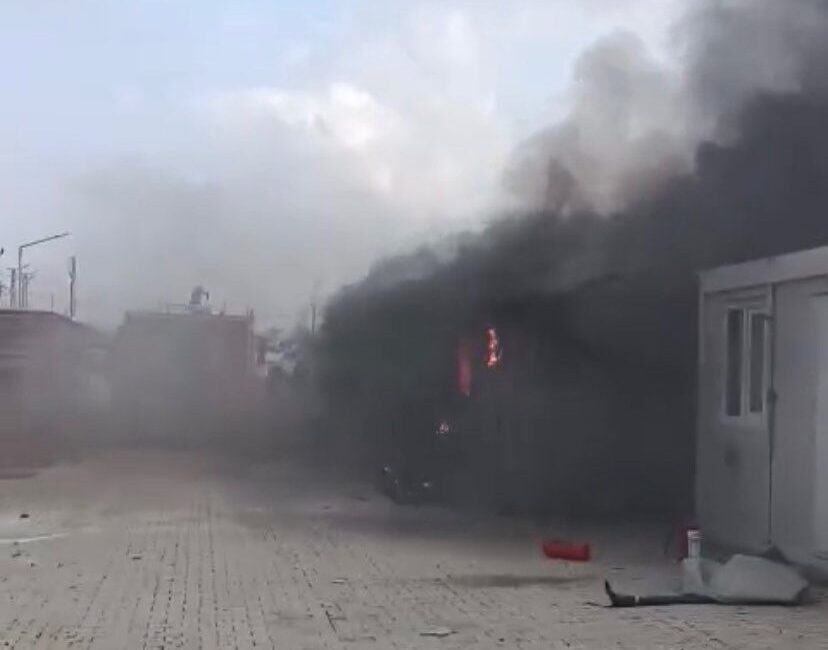 Hatay’da depremzede ailenin yaşadığı konteyner alev alev yanarak kullanılmaz hale