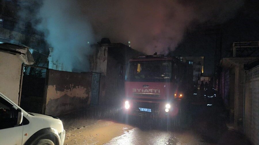 Hatay’da metruk binada çıkan yangın, itfaiye ekiplerinin hızlı müdahalesiyle çevreye