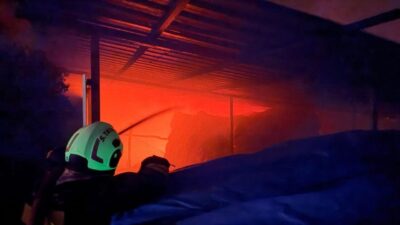 Hatay’da samanlıkta çıkan yangın, ahıra sıçramadan itfaiye ekipleri tarafından söndürüldü.