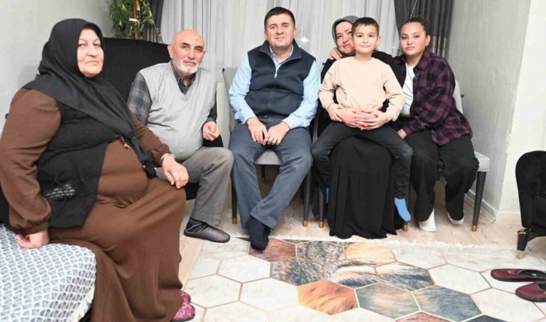 Kırıkkale Valisi Hüseyin Engin Sarıibrahim, Çelik ailesini evinde ziyaret ederek,