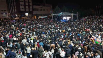 Kırıkkale’de düzenlenen konserde sahne alan sanatçı Hüseyin Kağıt, seslendirdiği şarkılarla