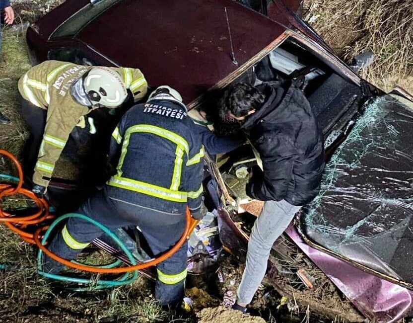 Kırıkkale’de kontrolden çıkan otomobilin şarampole devrildiği kazada aynı aileden 4