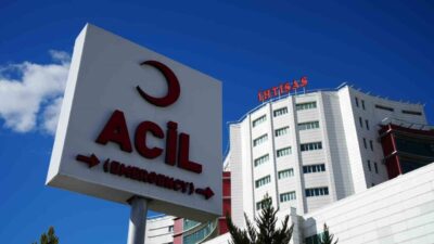 Kırıkkale’de kontrolden çıkan otomobilin beton bariyere çarptığı kazada sürücü yaralandı.