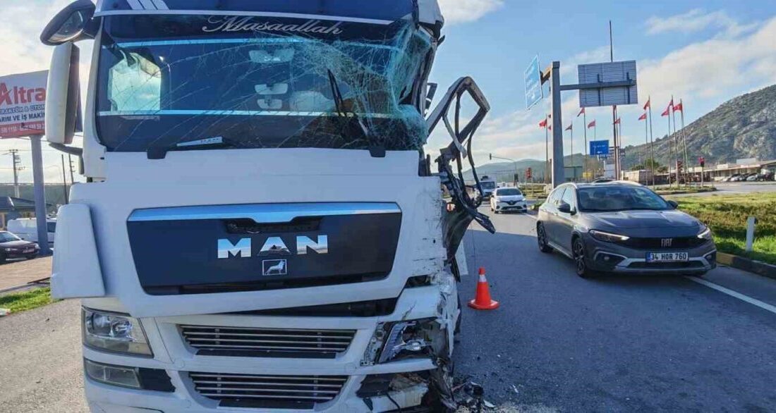 Manisa’nın Kırkağaç ilçesinde iki tırın çarpışması sonucu meydana gelen trafik