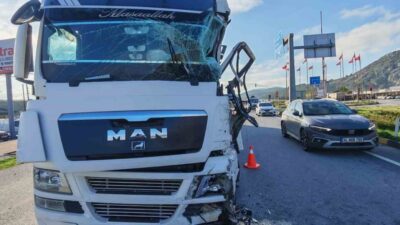 Manisa’nın Kırkağaç ilçesinde iki tırın çarpışması sonucu meydana gelen trafik