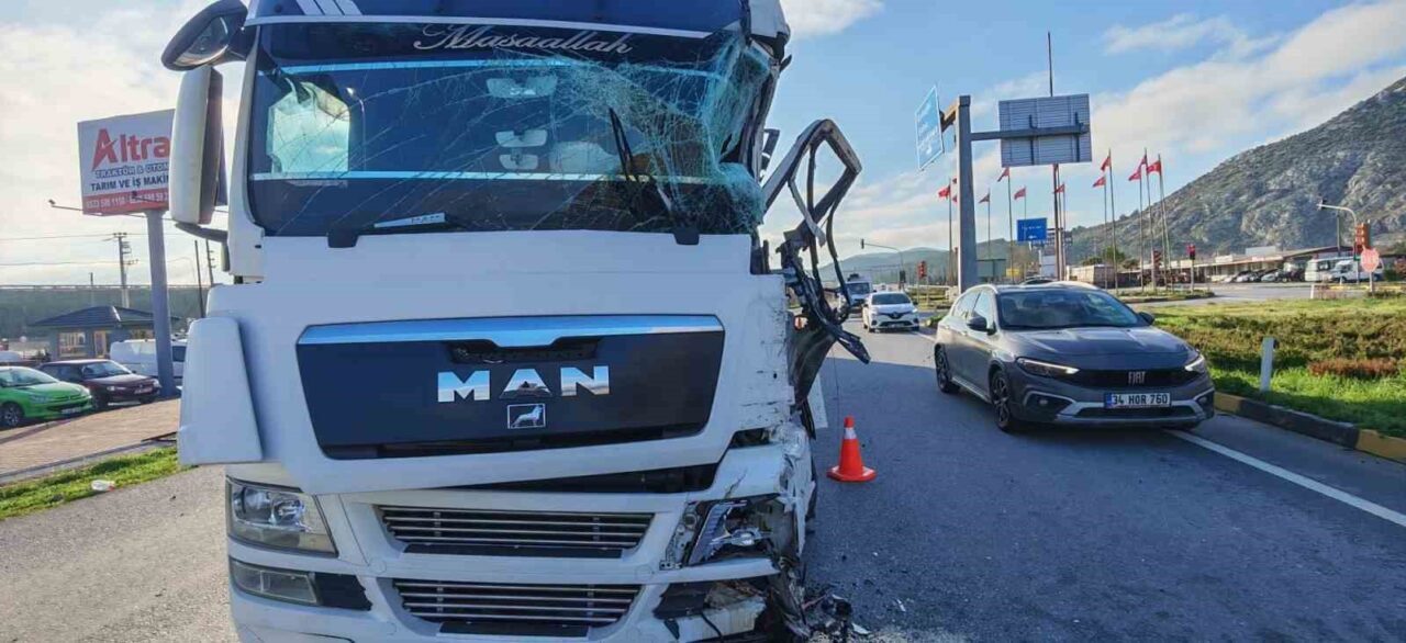 Manisa’nın Kırkağaç ilçesinde iki tırın çarpışması sonucu meydana gelen trafik