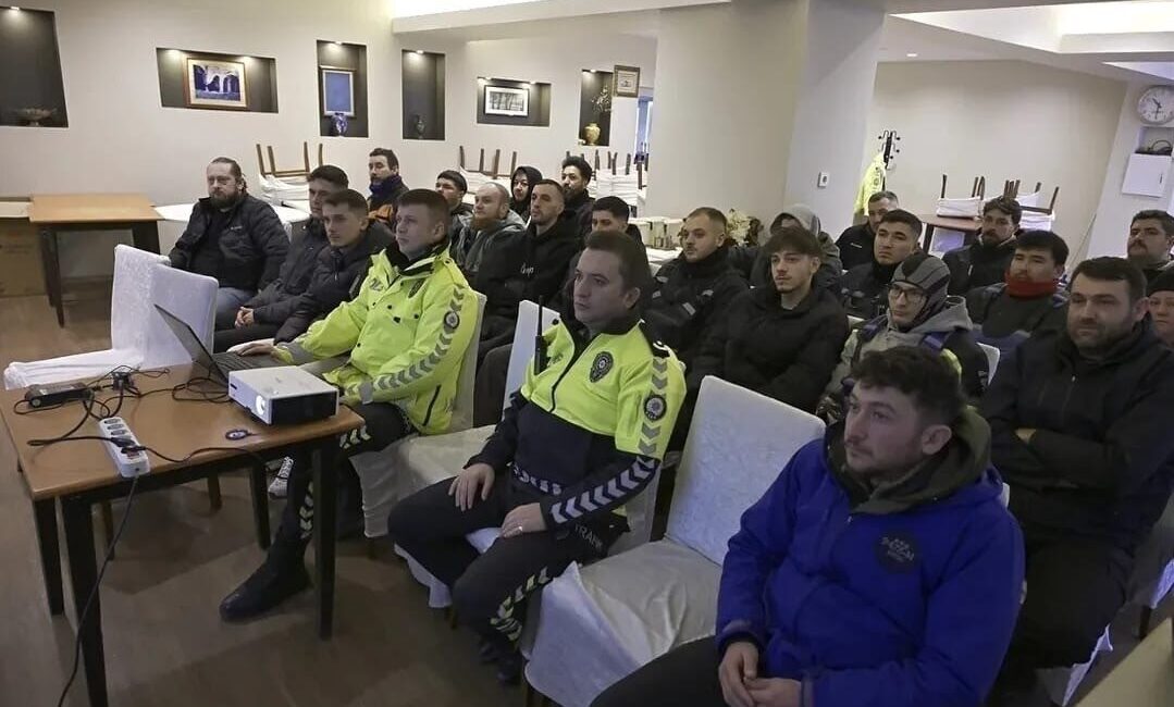 Kırklareli’nde polis ekipleri tarafından motorlu kuryelere yönelik güvenli sürüş eğitimi