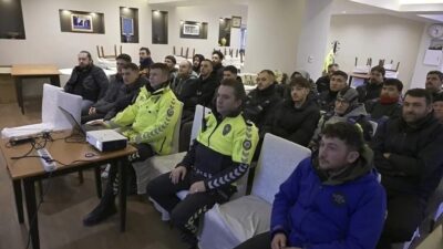 Kırklareli’nde polis ekipleri tarafından motorlu kuryelere yönelik güvenli sürüş eğitimi
