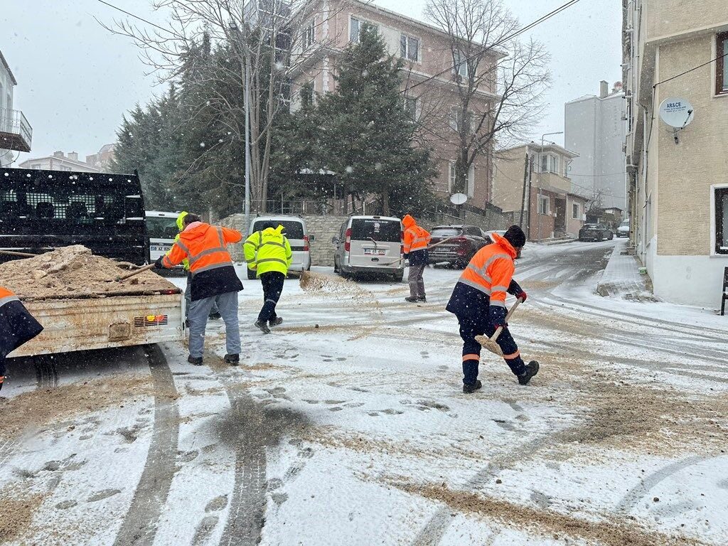 Kırklareli’nde etkili olan kar yağışının ardından solüsyonla ilaçlama ve tuzlama