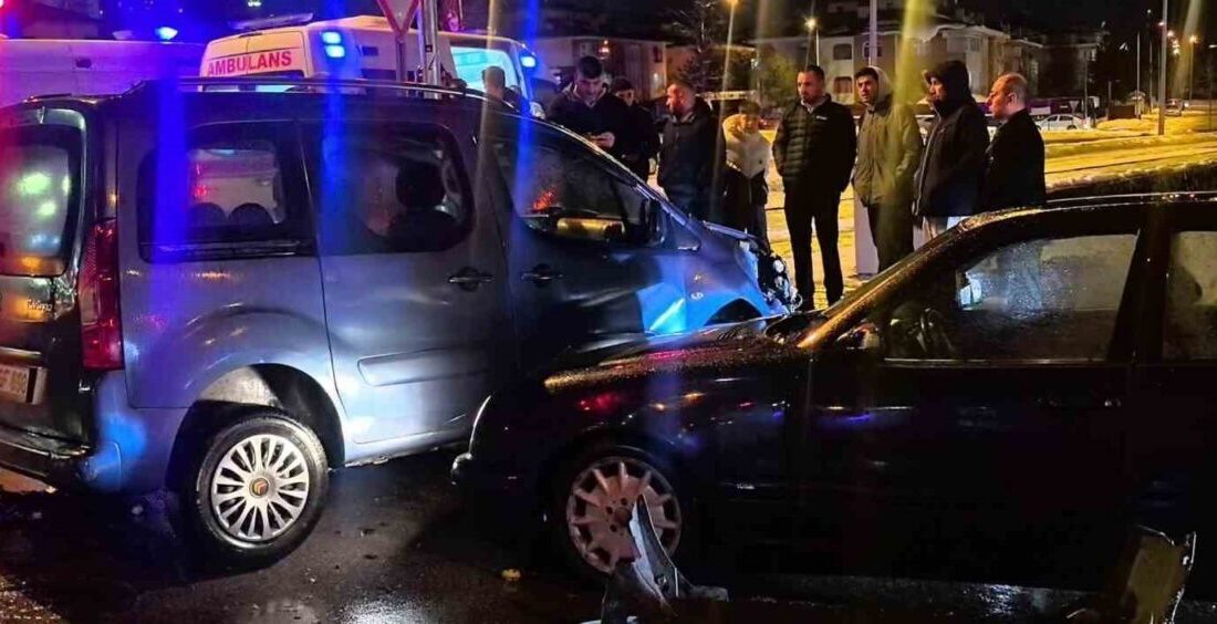 Erzurum’un Palandöken ilçesinde meydana gelen trafik kazasında 2 kişi yaralandı.
