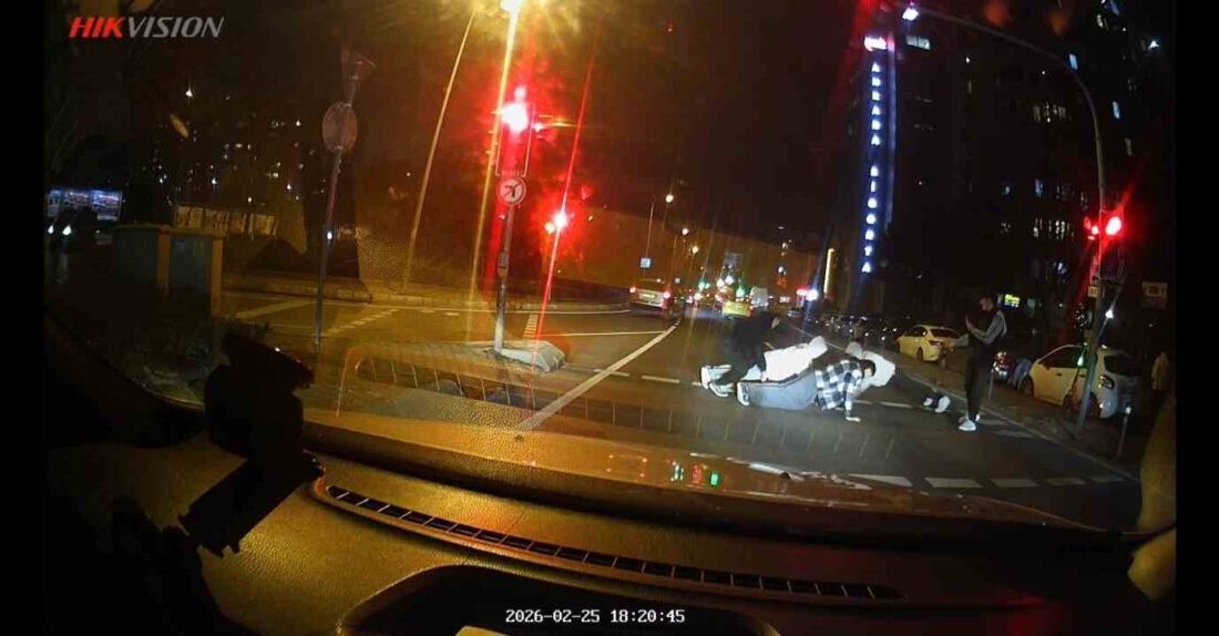 Üsküdar’da bir grup genç, kırmızı ışıkta bekledikleri sırada yaya geçidinde