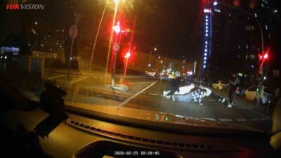 Üsküdar’da bir grup genç, kırmızı ışıkta bekledikleri sırada yaya geçidinde