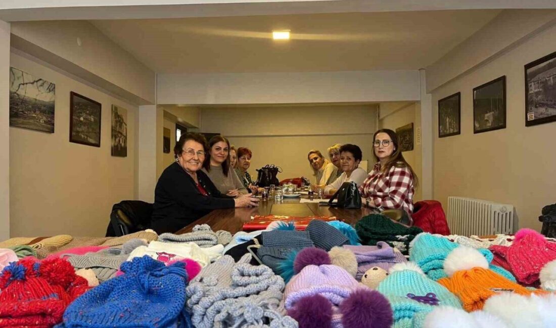 KIRŞEHİR (İHA) – Kırşehir’de kadınlar, lösemili çocuklar için atkı bere