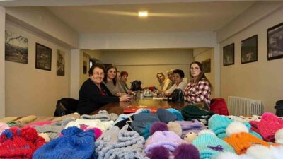 KIRŞEHİR (İHA) – Kırşehir’de kadınlar, lösemili çocuklar için atkı bere