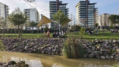 Manisa’da şubat ayında yüzünü gösteren güneşli hava, vatandaşları sokağa döktü.