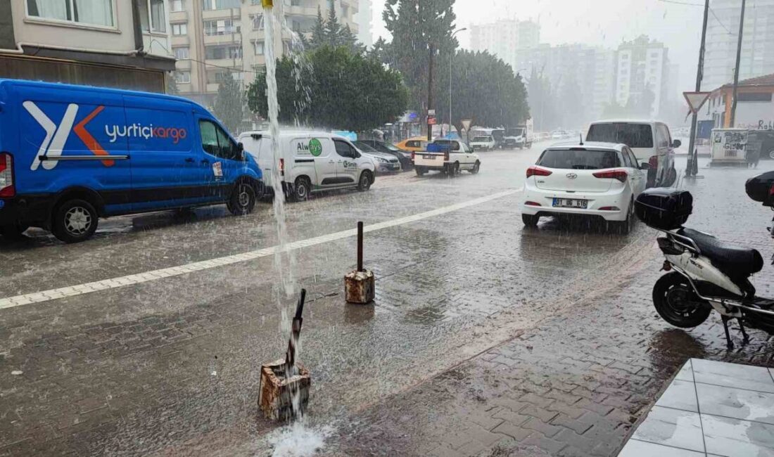 Adana’da 15-20 dakika süren yağmur nedeniyle bazı mahallelerde yollar nehre